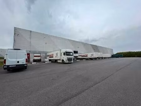 hall logistique de 12410m²