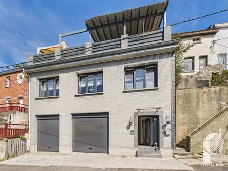 maison 3 chambres  2 sdb  terrasses et double garage.