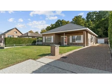 gelijkvloerse woning met 3 slaapkamers en mooie tuin te nieuwerkerken