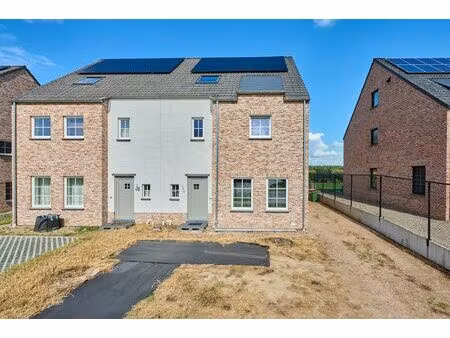 ruime instapklare gezinswoning met zicht op achterliggend groen.