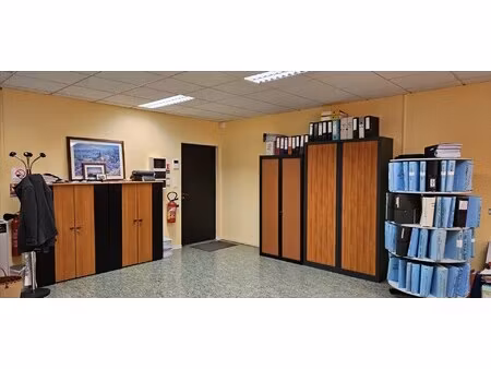 location local commercial 102m²