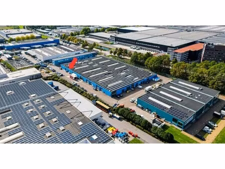 magazijn  240m²  op industrieterrein  vlakbij e-313