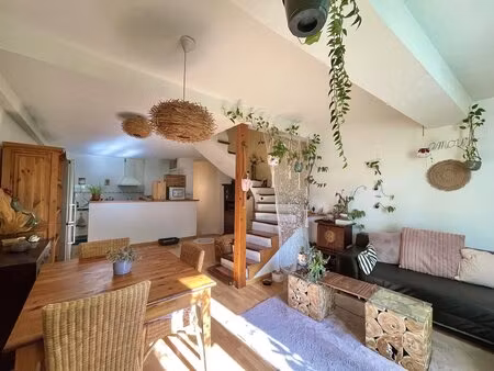 spacieuse maison de village avec patio et potentiel de développ