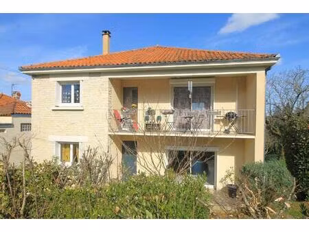belle maison de ville à vendre  en très bon état général  au calme  proche des commerces..