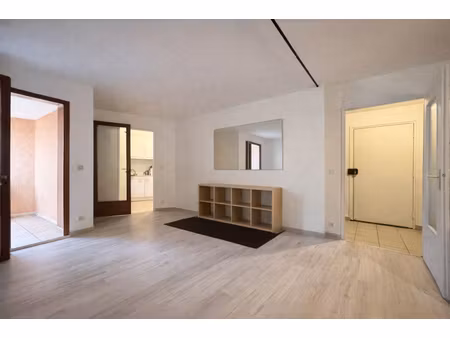 appartement t4 avec balcon et stationnement couvert / vendu loué / idéal investisseur