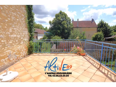 maison au centre d'aillant-sur-tholon  tous commerces avec grand garage