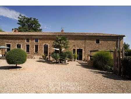 maison en pierre au charme intemporel