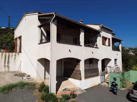 maison individuelle composee de deux appartements avec garag