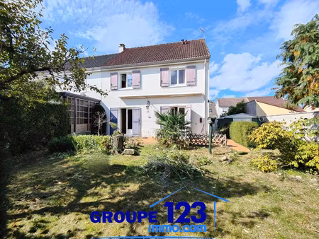 maison familiale avec terrasse ensoleillée et jardin