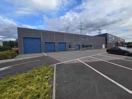 dépôt avec des bureau à louer