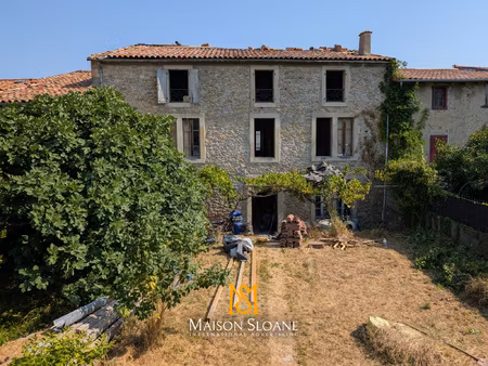 élégante maison de ville répartis sur deux bâtimaents