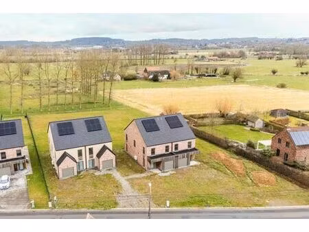 magnifique nouvel construction entourée de verdure & nature.