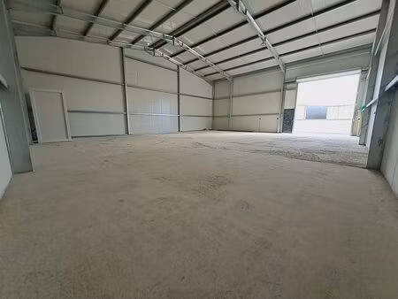location local d'activités st germain laval 735 m²
