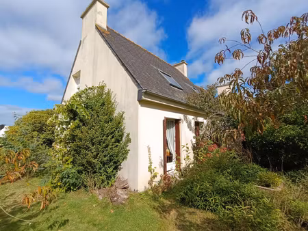 29270 cléden poher maison année 1980  3 chambres au calme avec jardin arboré
