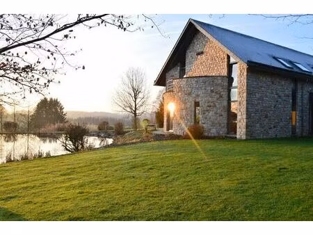 maison unifamiliale avec espace pour activités diverses