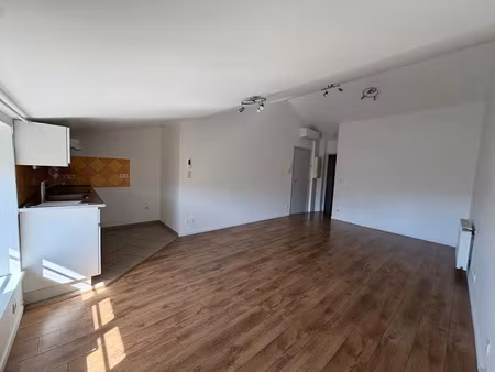 location appartement 2 pièces 41 m² à rillieux-la-pape (69140)  684 €