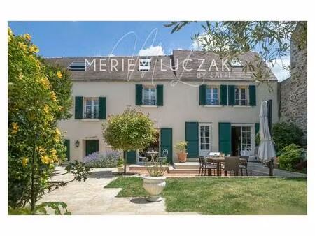 ambiance chaleureuse dans cette maison familial  dans un secteur calme et recherché à 5 mi