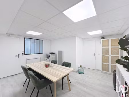 location locaux professionnels 20 m² à lesigny (77150)  650 €