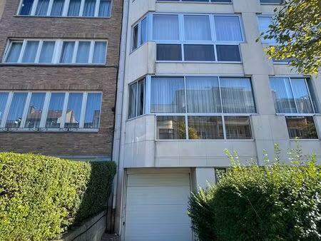 emplacement dans parking fermé