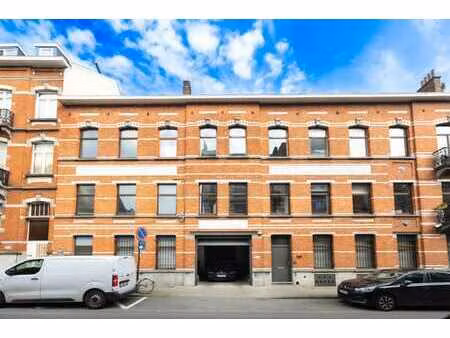 laeken - entrepôt de ±1000m² avec bureaux ±100m²