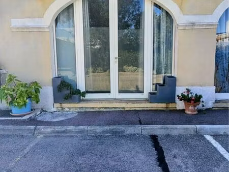 local professionnel ( vide)