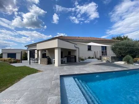 à vendre – maison de style contemporain de 5 pièces de 195 m²