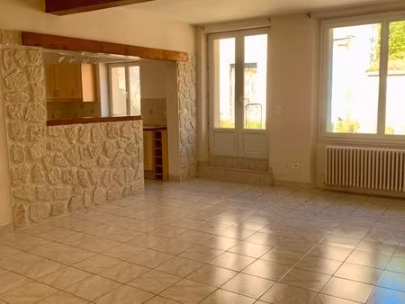 à vendre : maison lumineuse de plain-pied à vinneuf – 85 m² environ