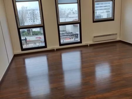 bureau/local de 29 75m2 au dessus de la gare