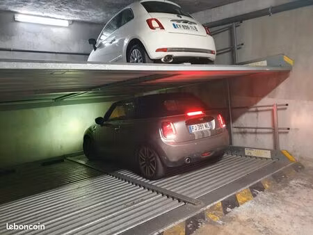 sanary centre. 100m du port parking lift à louer