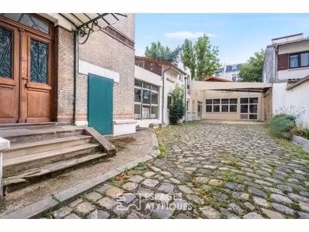 maison avec bureaux et atelier aux volumes exceptionnels