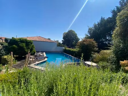 à saint paul les dax  maison spacieuse avec piscine et espace professionnel aménageable