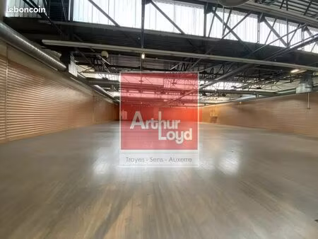 local commercial 700 m²