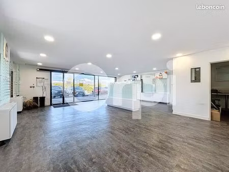 local santé 77 m²