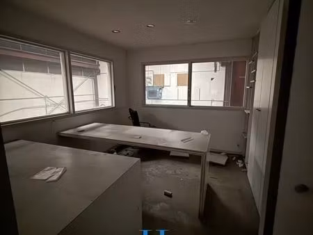 bâtiment 694 m²