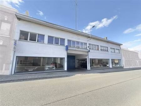 garage automobile + espace magasin 626 m² + 5 appartements