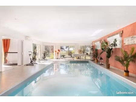 maison d' exception de 280 m² sur 3000 m² de terrain avec piscine intérieure chauffée  sal