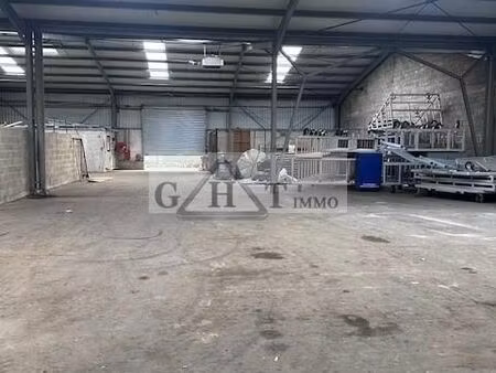 local industriel 751 m²