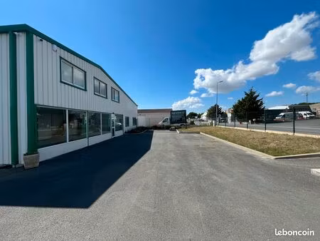box/locaux a louer de 14 a 400m2 + bureaux 75m2 a semussac