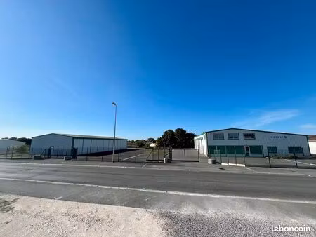 surfaces a louer de 60 a 390m2 --semussac-