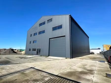 entrepôt a louer 1600 m2 zi chef de baie