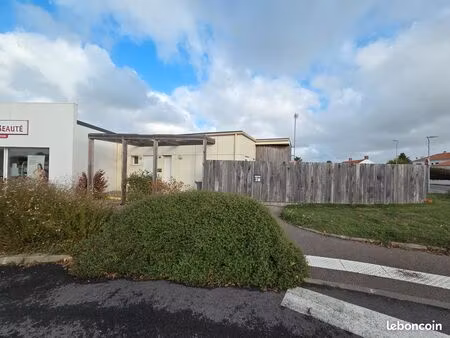 cabinet médical  aménageable en local commercial ou tertiaire  80m²  à sallertaine