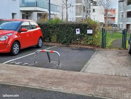 place de parking aérienne avec stop car dans résidence
