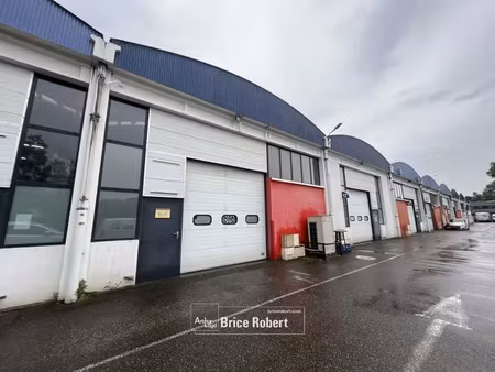 à louer - local d'activités avec bureaux en mezzanine dissociables - genay