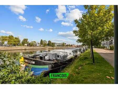 péniche rénovée de façon moderne à vendre dans un emplaceme…