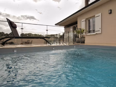 à vendre belle maison familiale avec piscine et grand esp