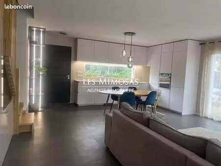 frejus  villa 4 pièces récente avec garage sur 454m² de terrain avec piscine