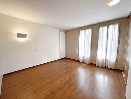 location locaux professionnels 23.5 m² à léognan (33850)  710 €