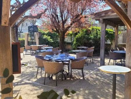 fond de commerce restaurant situé dans un village médiéval très touristique à 15 minutes d