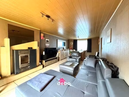 hoekwoning met parking en oprit naast de woning en grote ...