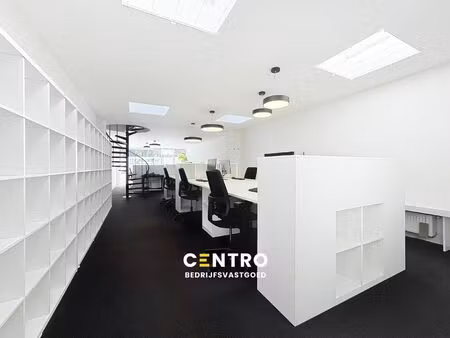 toplocatie: lichtrijk en instapklare kantoorgebouw (13 werkplaatsen) met ruime (198 p) par